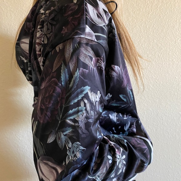 Nike Woman’s Jacket - Picture 2 of 4